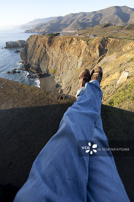 马林岬角悬崖上的慵懒身影图片素材
