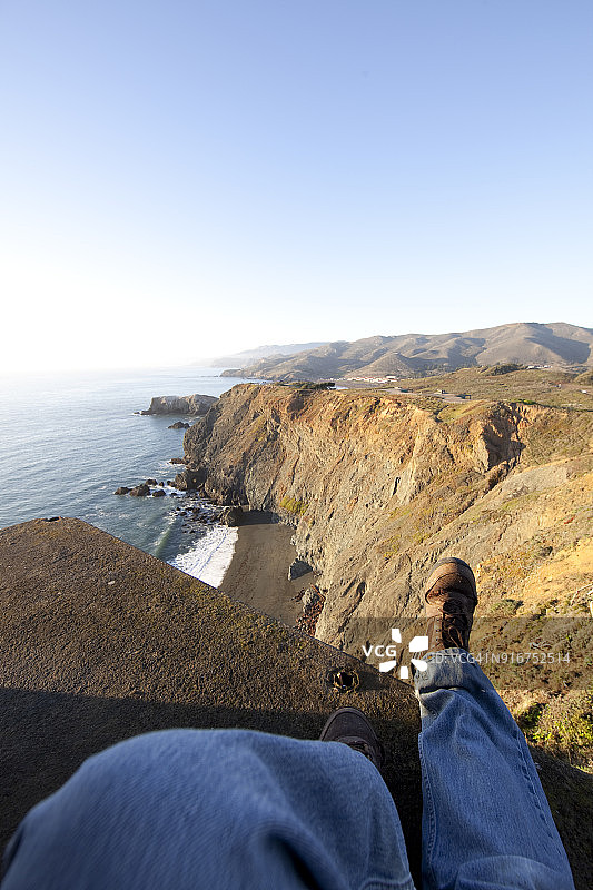 马林岬角悬崖上的慵懒身影图片素材