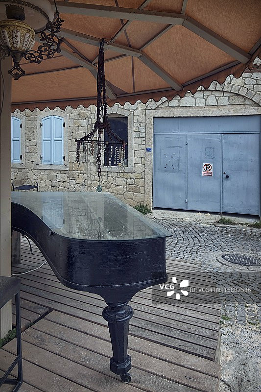 遮阳伞下户外的废弃钢琴图片素材