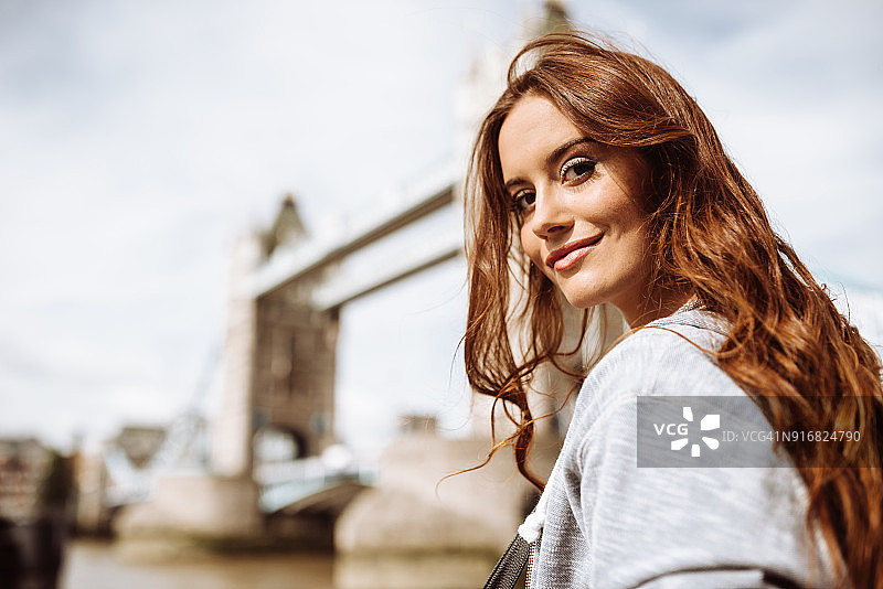 在伦敦塔桥的游客女人图片素材