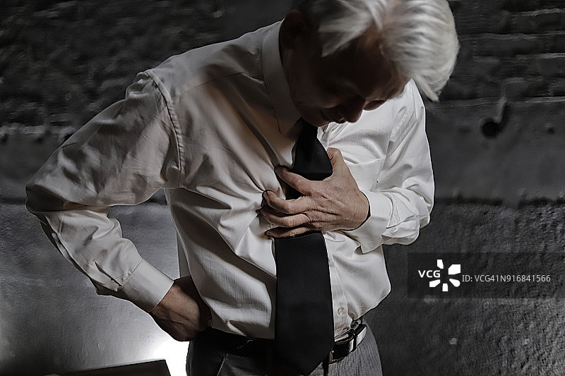 中年男人感到胸痛图片素材