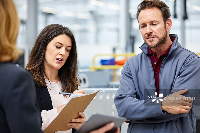 检查员在汽车工厂的文件中书写图片素材