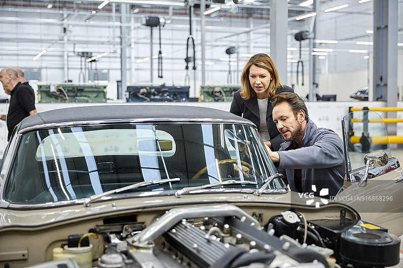 工程师和主管检查老爷车图片素材