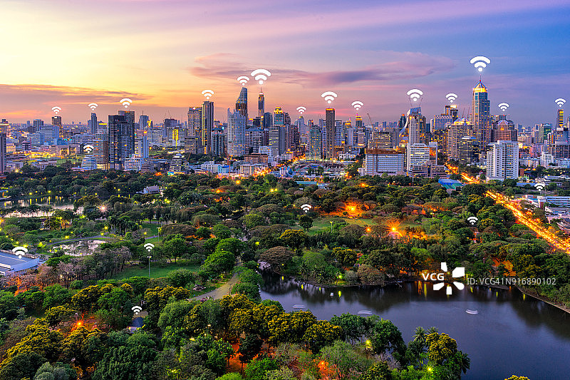 曼谷城市景观：隆比尼公园与商业区网络连接概念图片素材