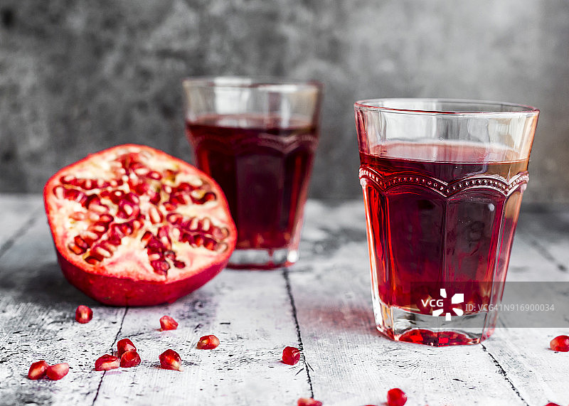 石榴汁和石榴切片图片素材