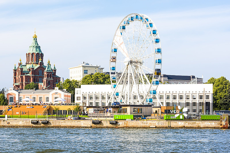芬兰赫尔辛基乌斯佩斯基大教堂和芬兰航空摩天轮图片素材