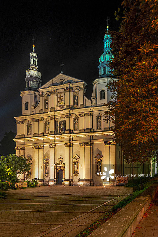 波兰克拉科夫，夜间保罗修道院和圣迈克尔教堂图片素材