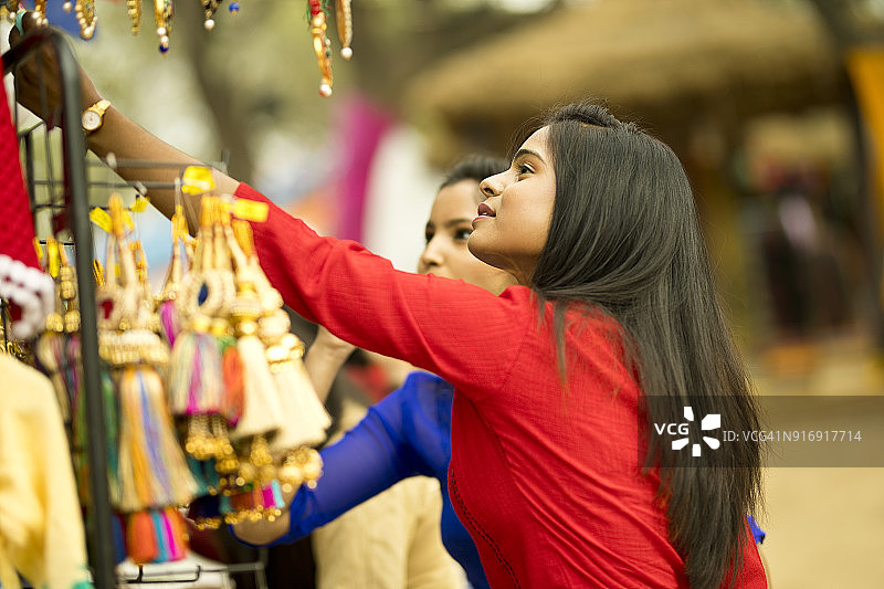 在街头市场购买纪念品的妇女图片素材