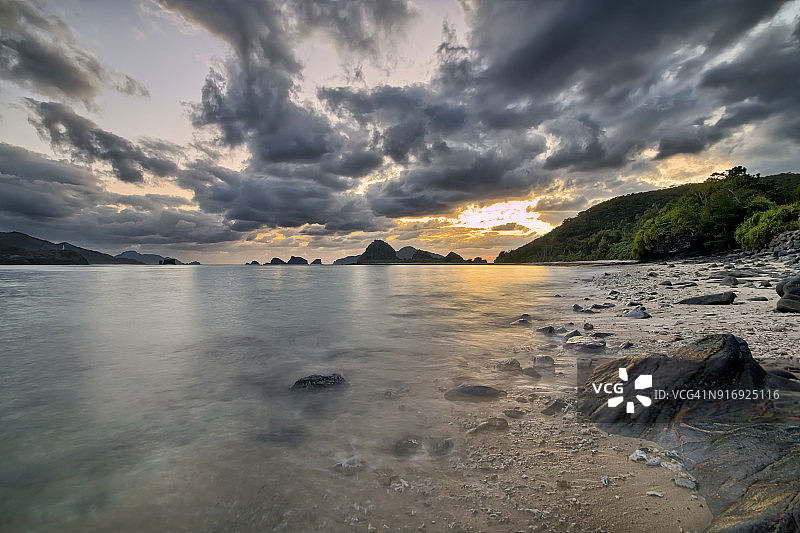 冲绳附近岛屿的日落，日本琉球群岛图片素材