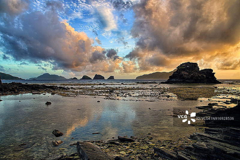 热带岛屿的阴天日落图片素材