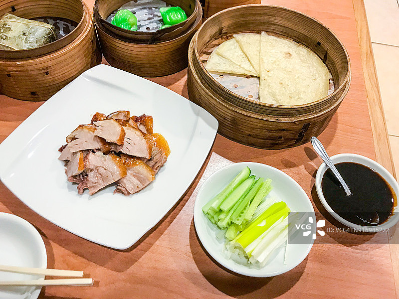 餐桌上的北京烤鸭图片素材