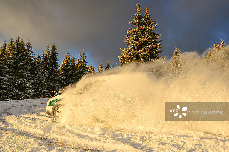 林地中的汽车雪堆图片素材