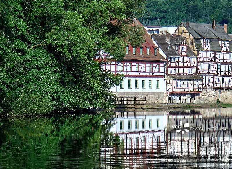 德国黑森州罗滕堡富尔达河畔的木框架房屋倒影图片素材