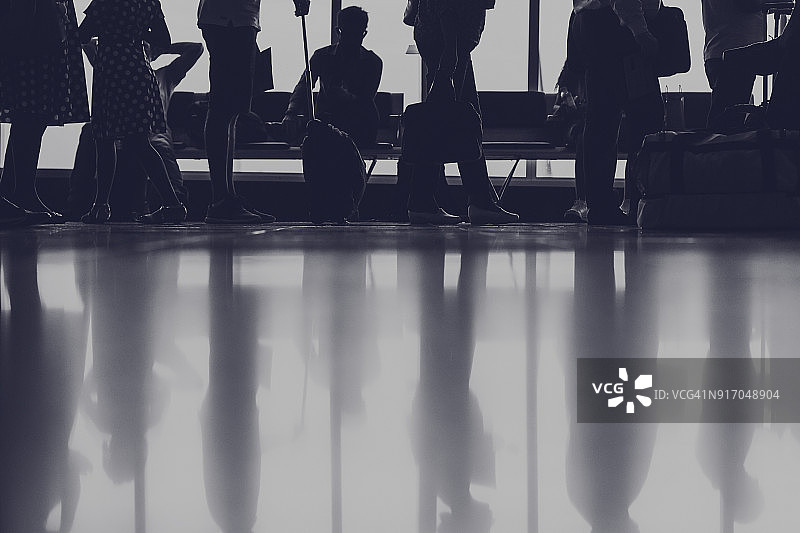 在机场排队等候的人群图片素材