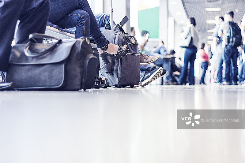 在机场排队等候的人群图片素材
