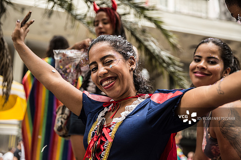 狂欢街头玩乐的年轻人群图片素材