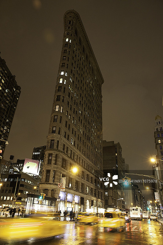 夜晚雨中的曼哈顿熨斗大厦图片素材