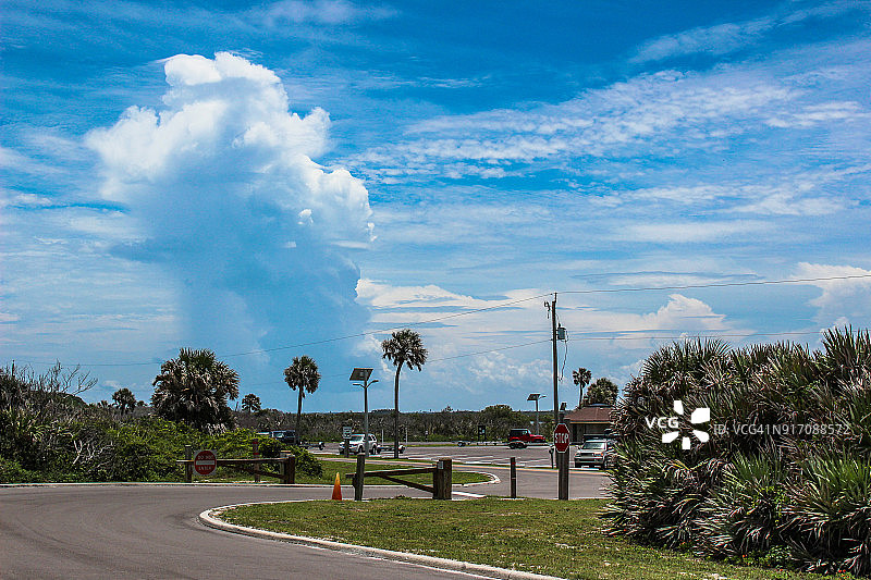 壮丽天空下的蜿蜒道路图片素材