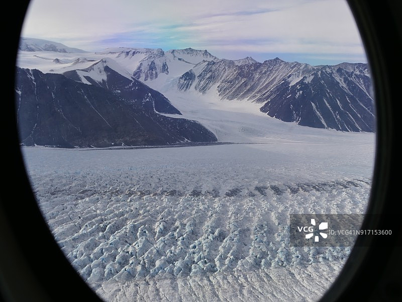从飞机窗口看到的沙克尔顿冰川，南极洲横贯南极山脉图片素材