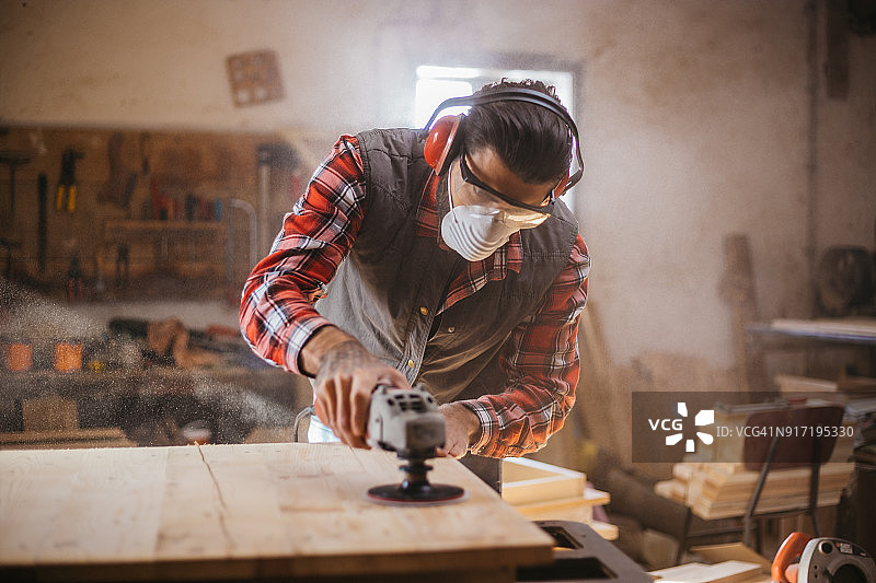 砂光机工作中图片素材