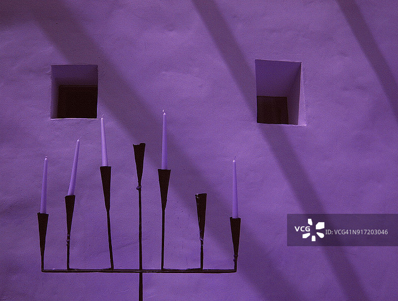 墙前的烛台图片素材