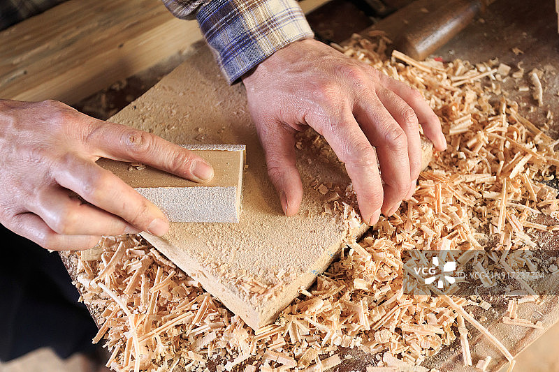 木工车间使用砂纸的男工人图片素材