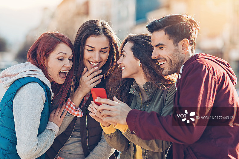 观看令人尴尬的视频图片素材