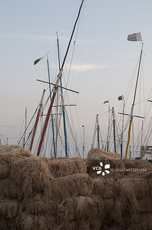马达加斯加马哈赞加单桅帆船港口图片素材