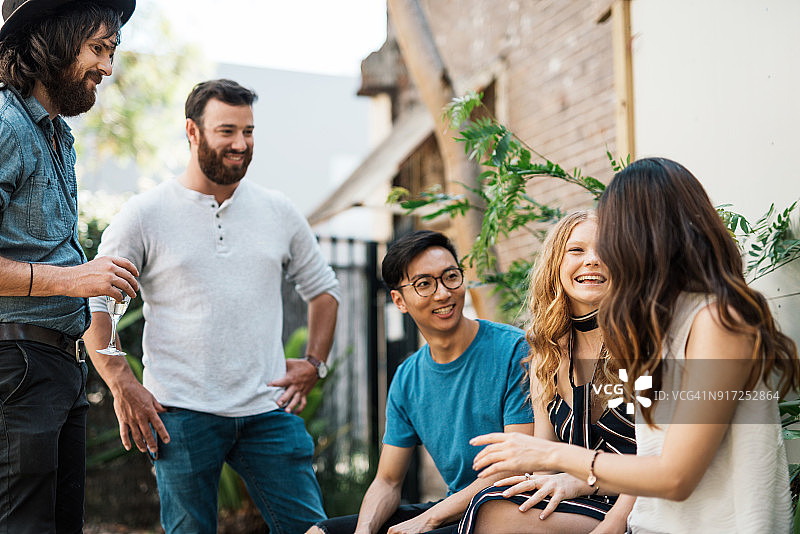 在烧烤派对上的多民族美丽人群图片素材