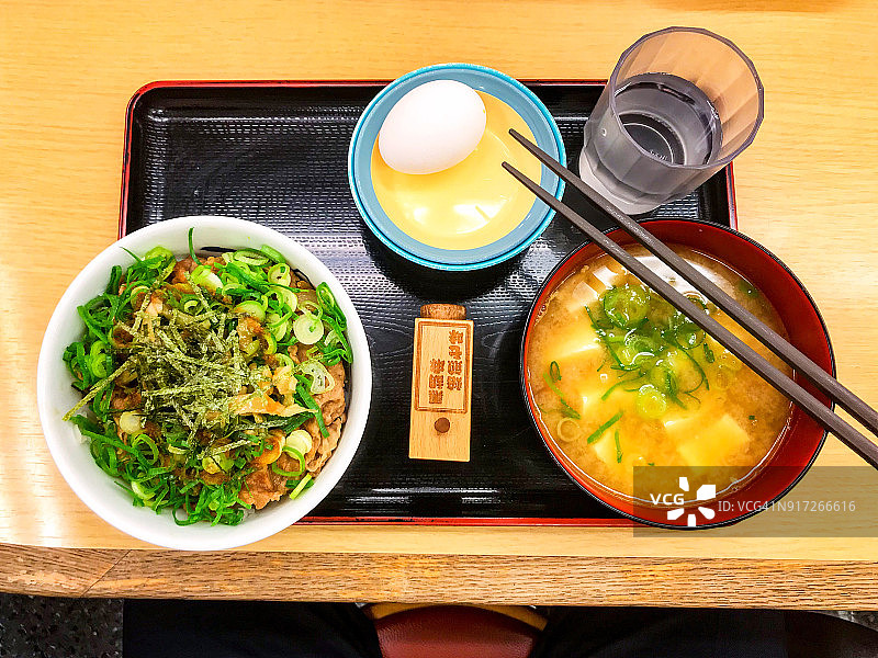 7-24连锁店的蒜蓉鸡蛋盖饭图片素材