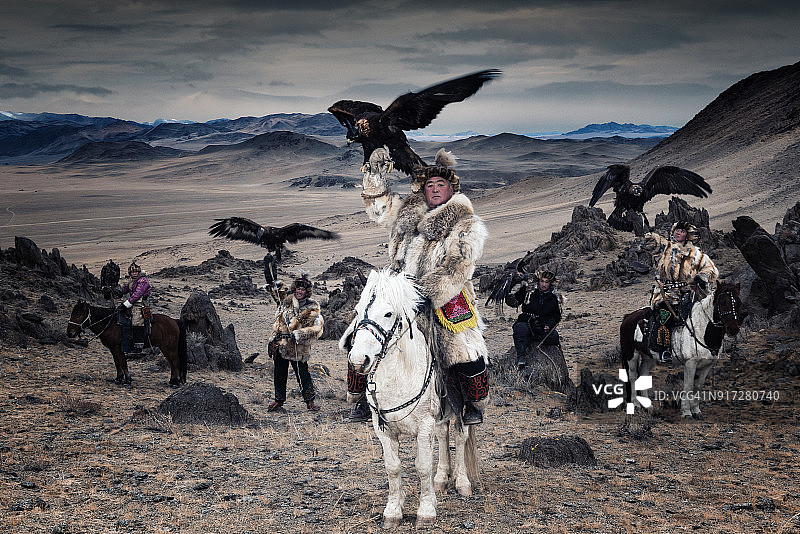 蒙古阿尔泰山背景下的猎鹰人图片素材
