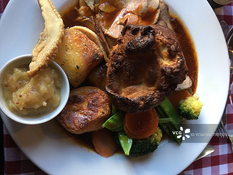 什锦烤肉配菜肴图片素材