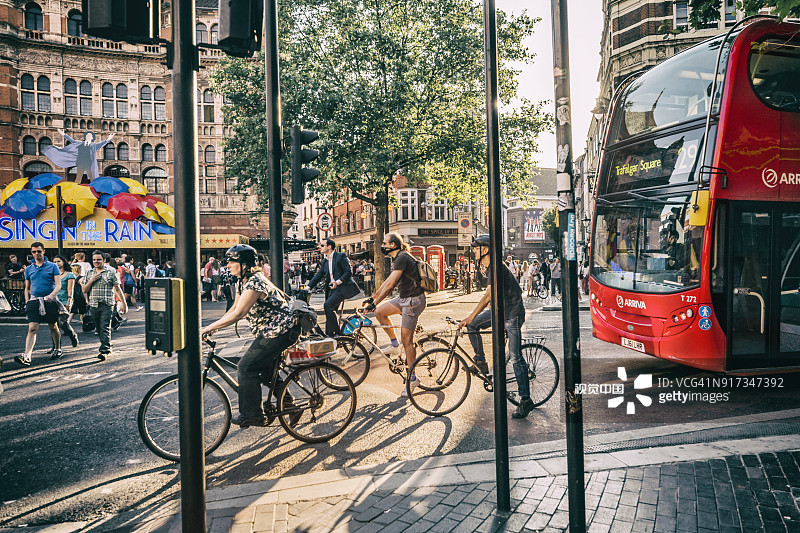 剑桥环岛西区：自行车与典型巴士图片素材