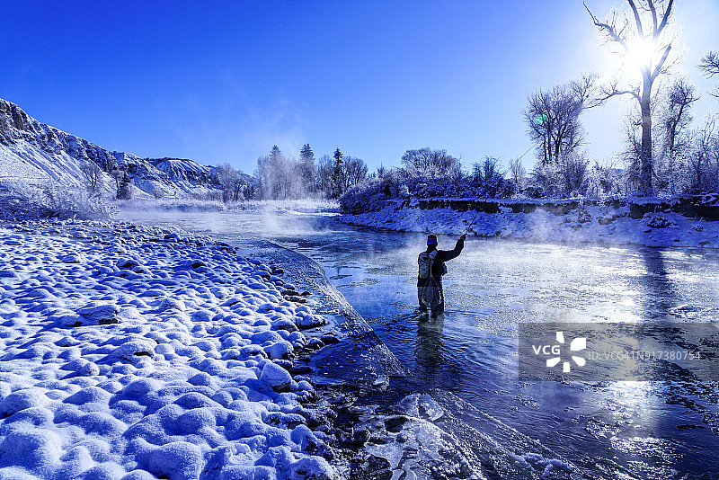 寒冷气温下的冬季飞蝇钓鱼图片素材