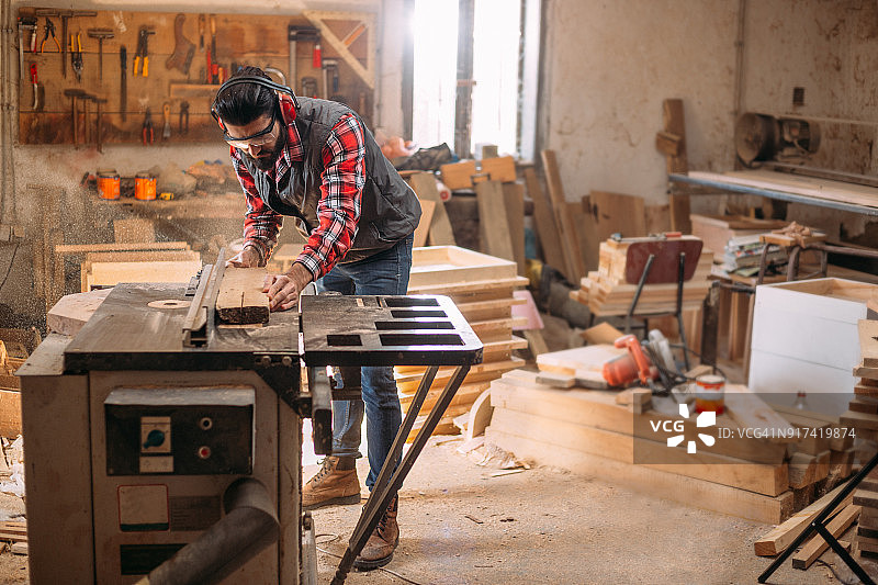 木匠用圆锯切割木板图片素材
