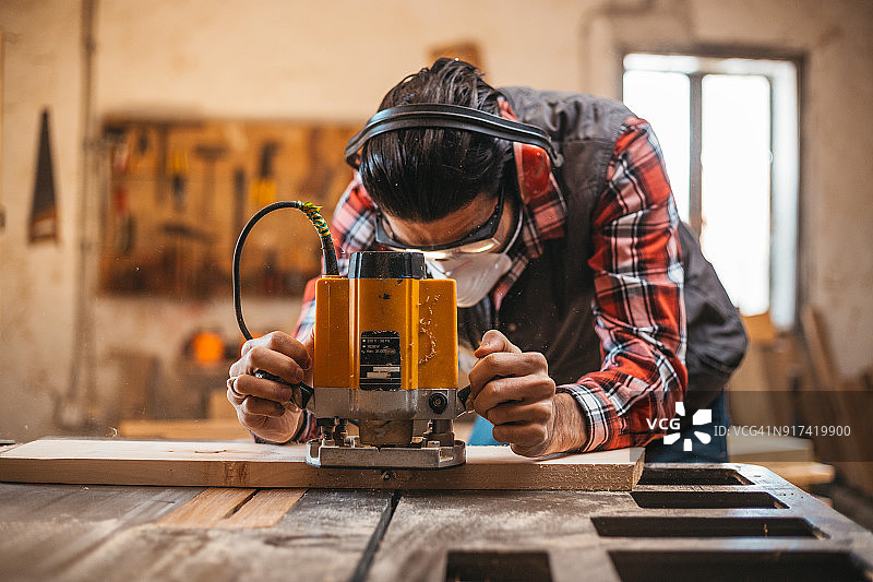 木匠用圆锯切割木板图片素材