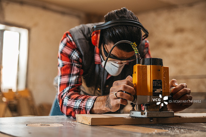 木匠用圆锯切割木板图片素材