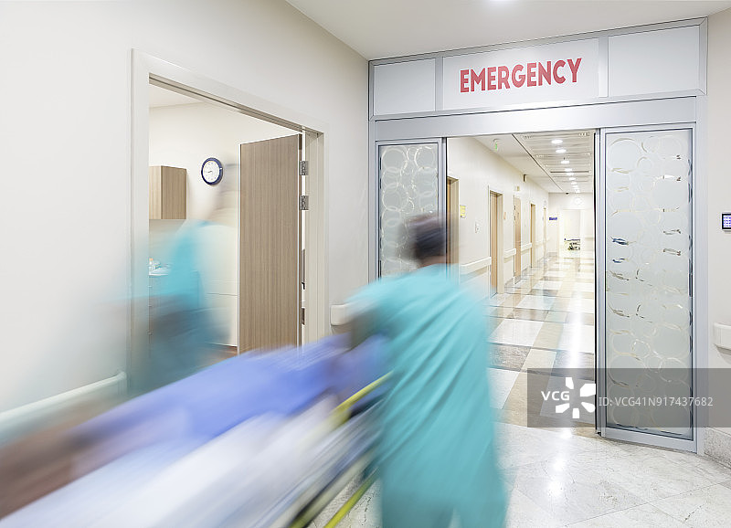 医生用轮椅送病人图片素材