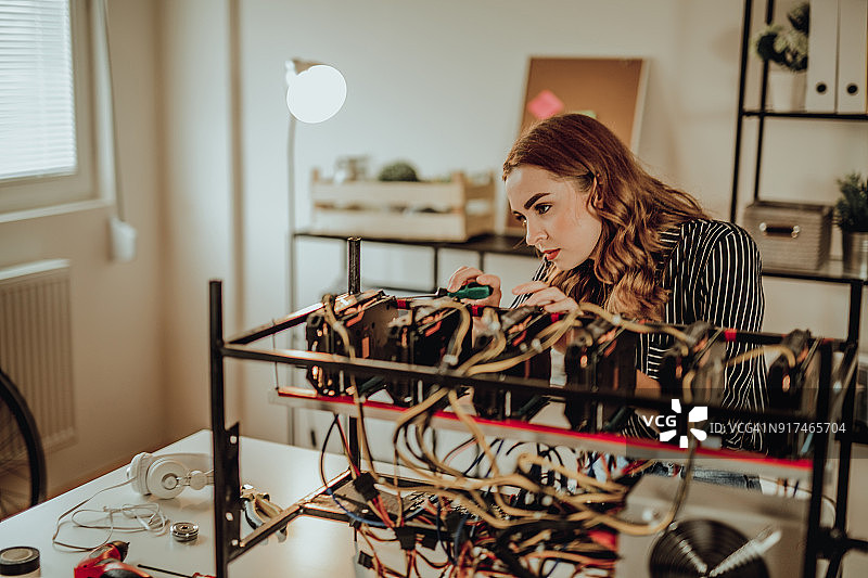 年轻女人挖矿比特币与加密货币图片素材