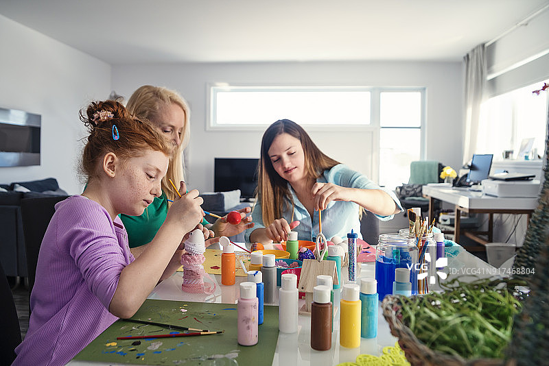 母女在家制作复活节装饰品图片素材