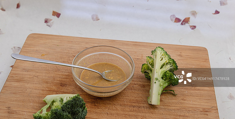 西兰花和腌料图片素材