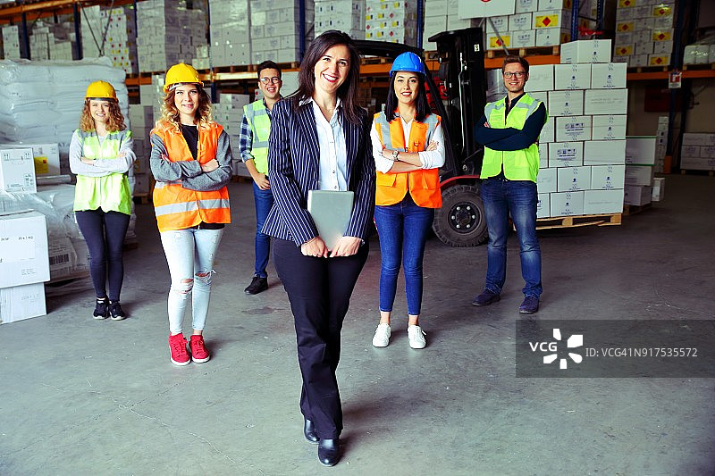 配送仓库员工合影图片素材