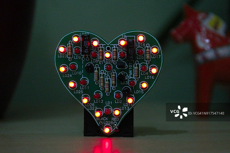 货架上LED灯组成的心形图案图片素材