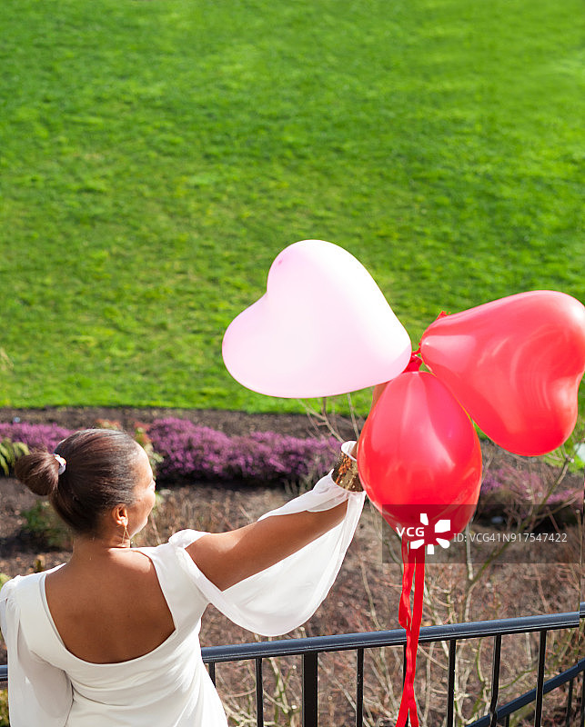女人拿着心形气球图片素材
