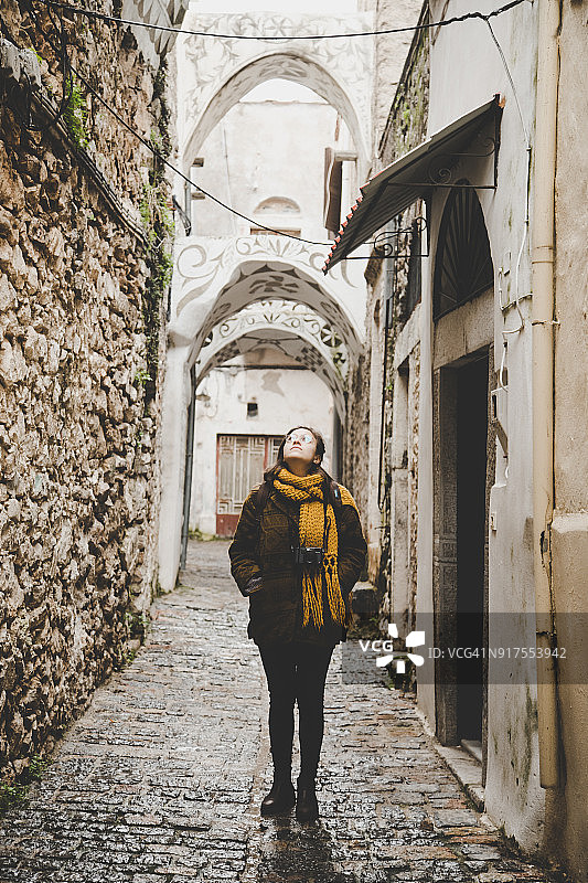 在村里的街道上行走图片素材