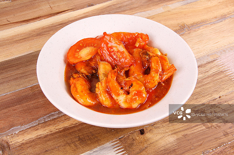 木桌上的鲜虾咖喱图片素材