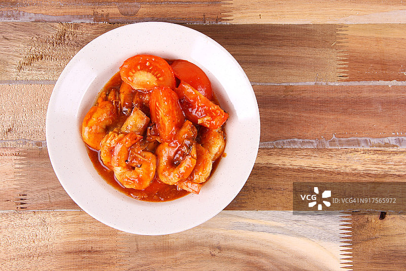 木桌上的鲜虾咖喱图片素材