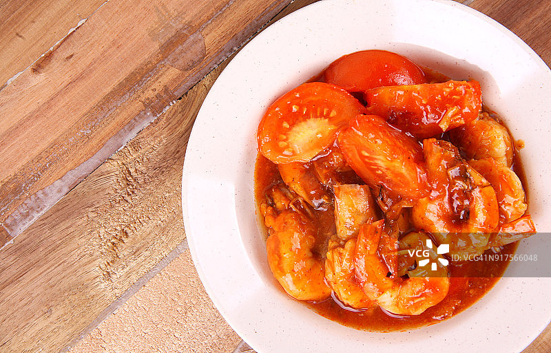 木桌上的鲜虾咖喱图片素材
