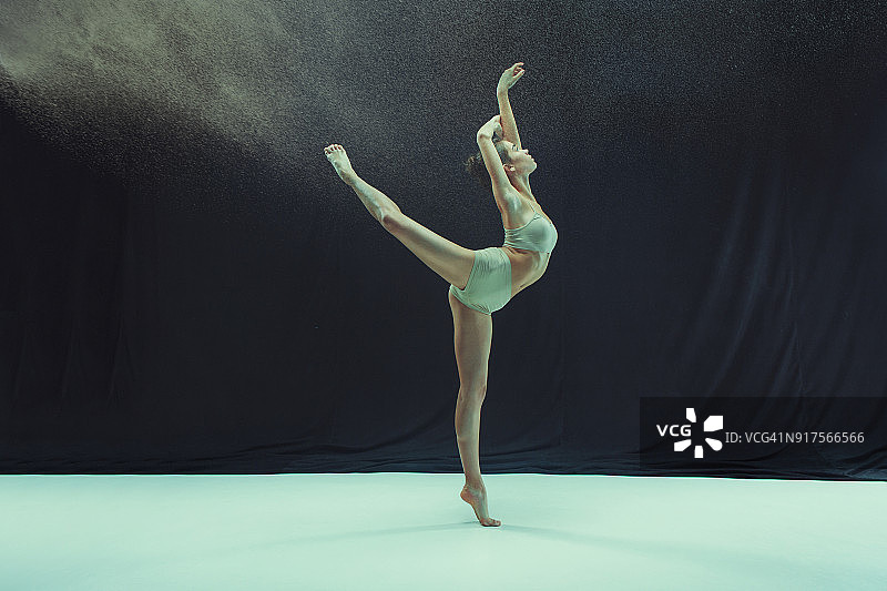 在白色地板背景上的青少年舞者图片素材