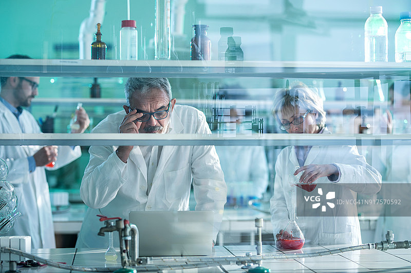 一组生物化学家在实验室进行新研究图片素材